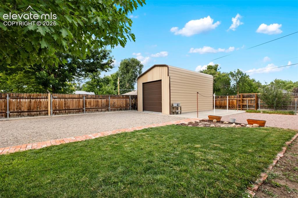 Image 6 of 37: Yard