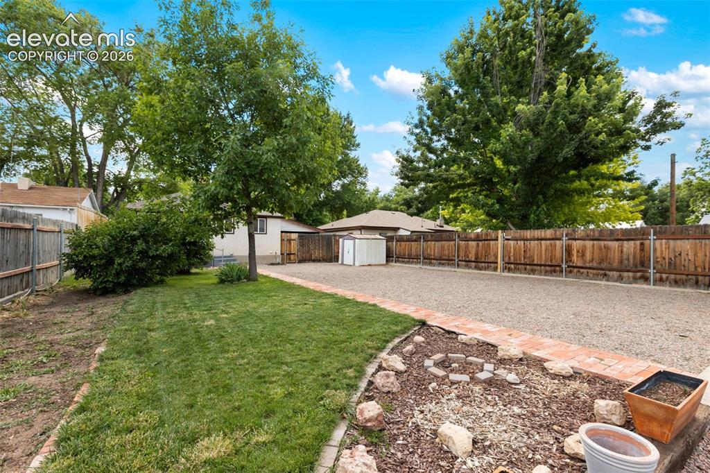 Image 8 of 37: Yard
