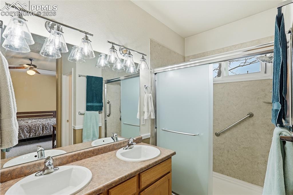 Image 16 of 46: Bathroom