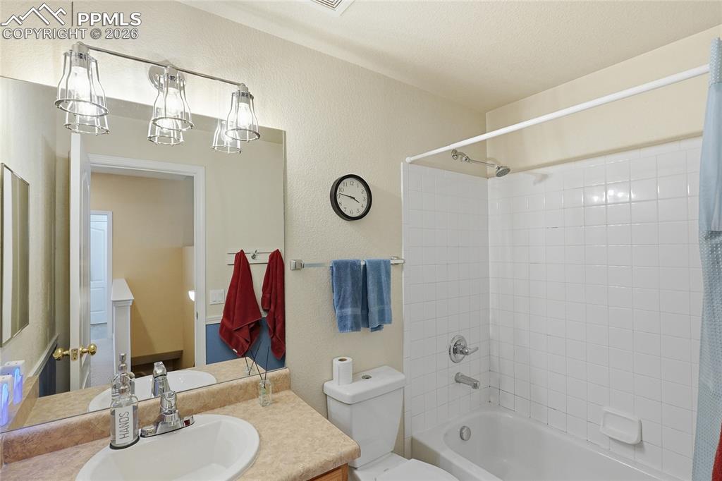 Image 21 of 46: Bathroom