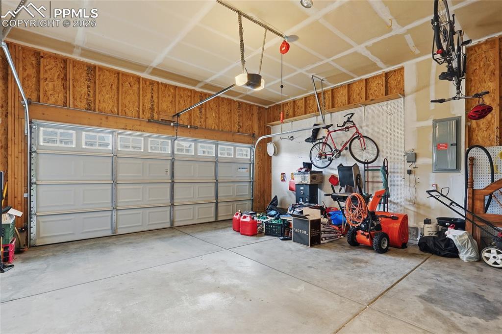 Image 34 of 46: Garage