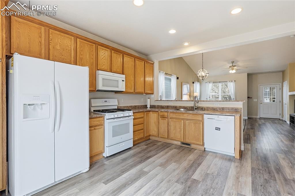 Image 5 of 46: Kitchen