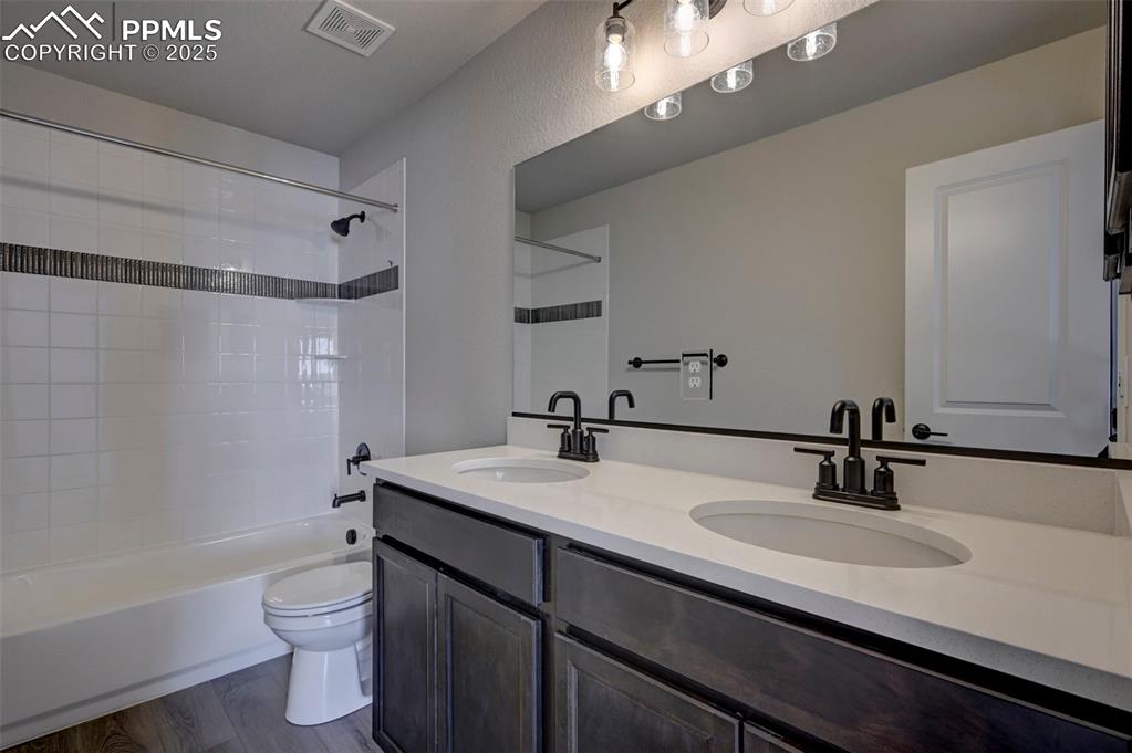 Image 15 of 20: Bathroom