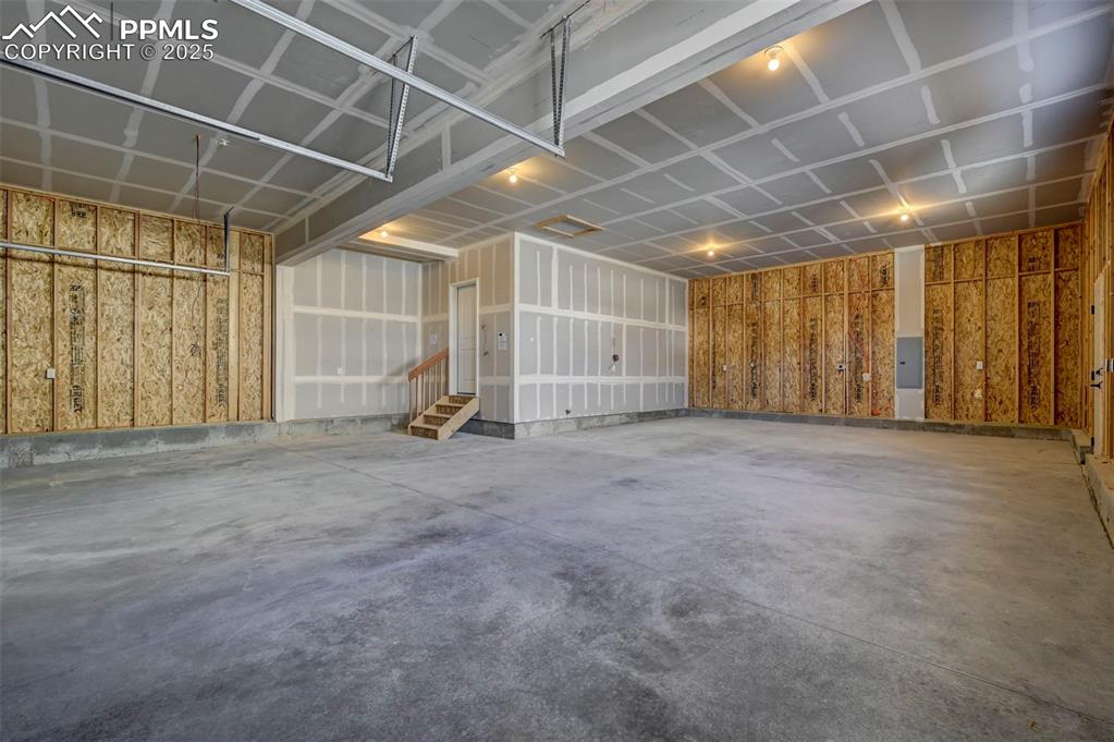 Image 20 of 20: Garage