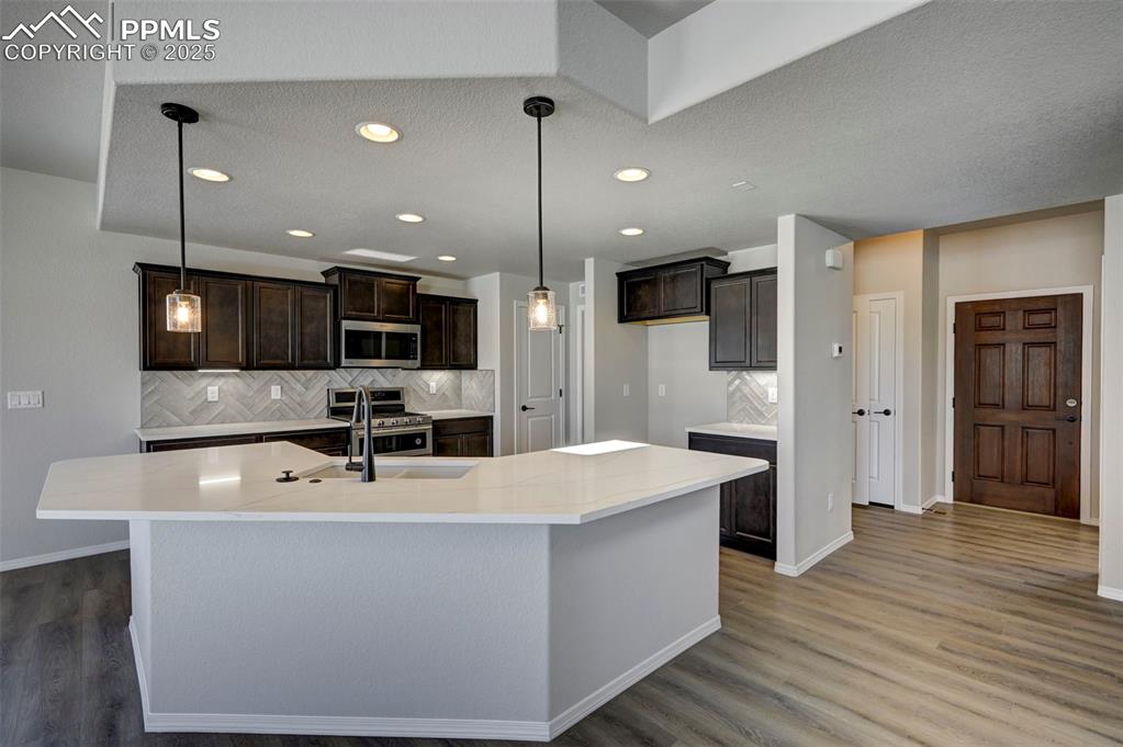 Image 7 of 20: Kitchen