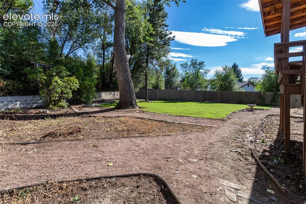 Image 20 of 25: Yard