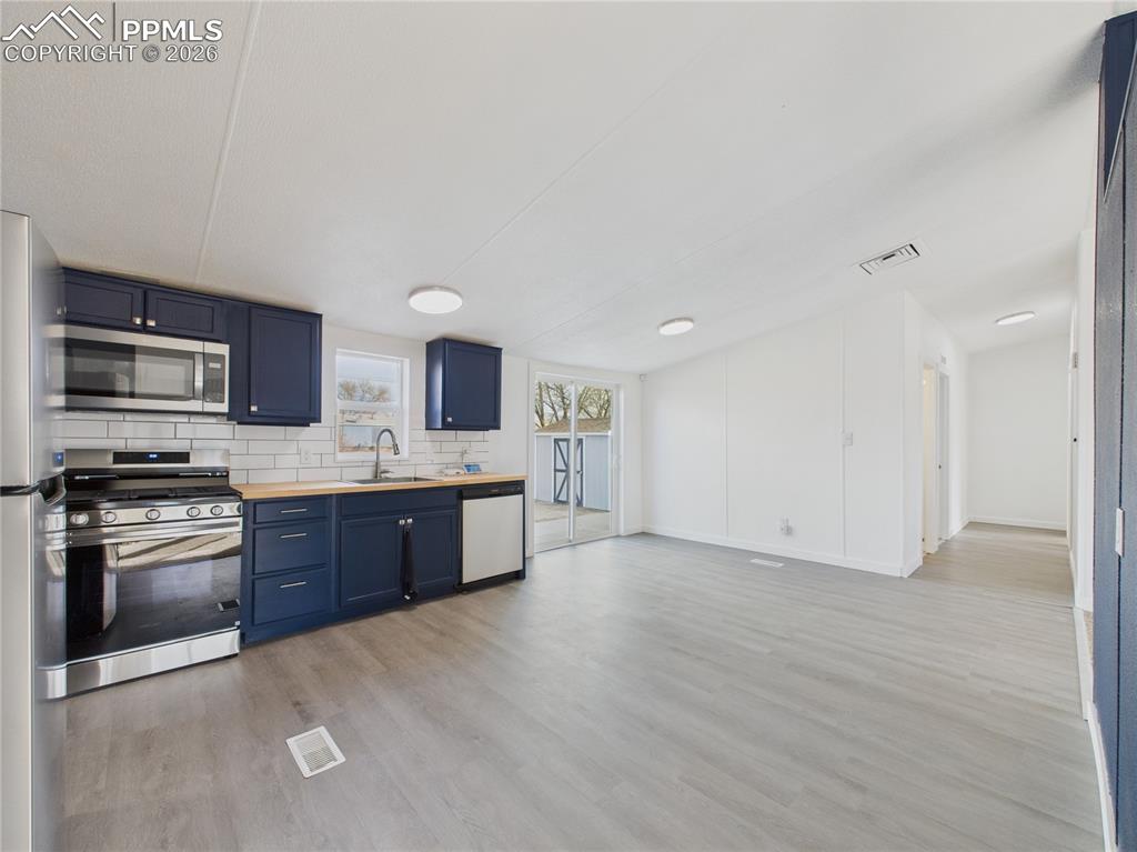 Image 11 of 36: Kitchen