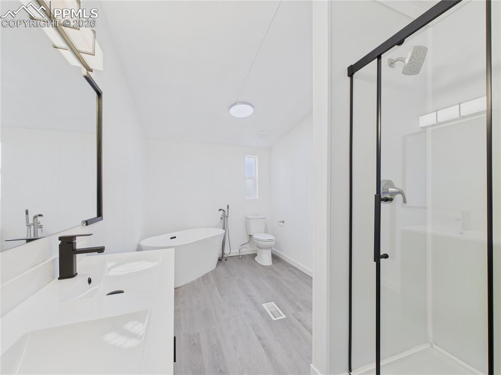 Image 22 of 36: Bathroom