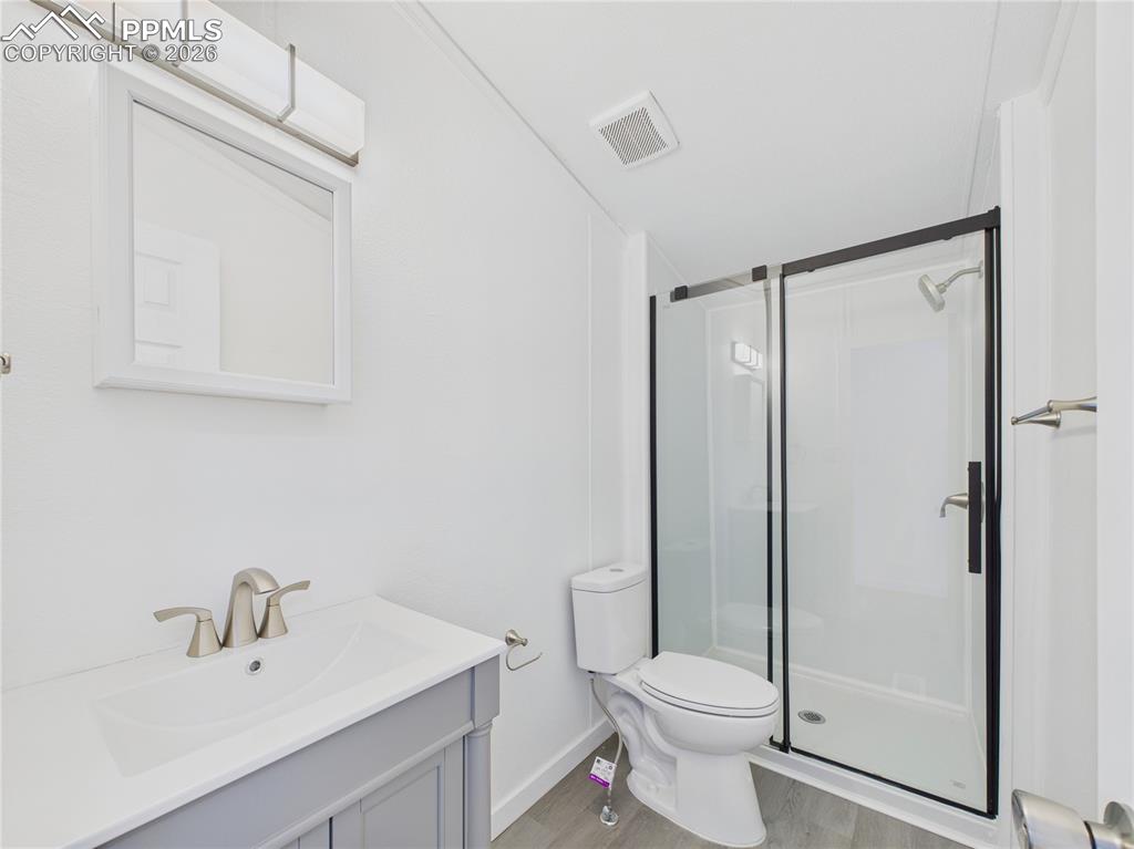 Image 23 of 36: Bathroom