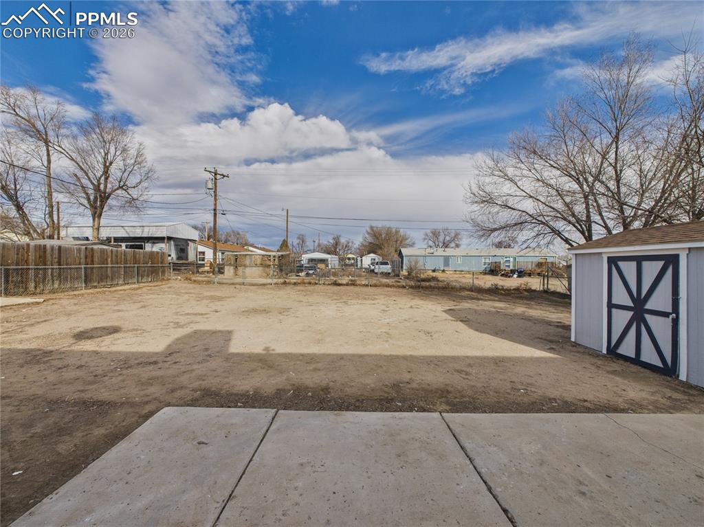 Image 32 of 36: Yard