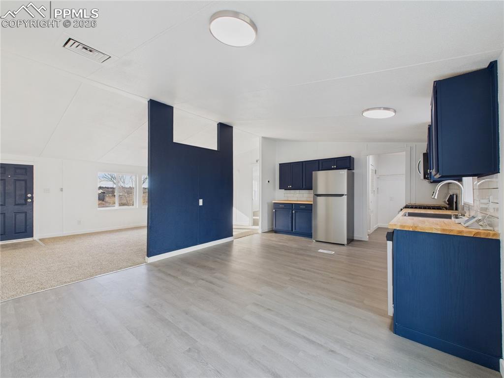 Image 9 of 36: Kitchen