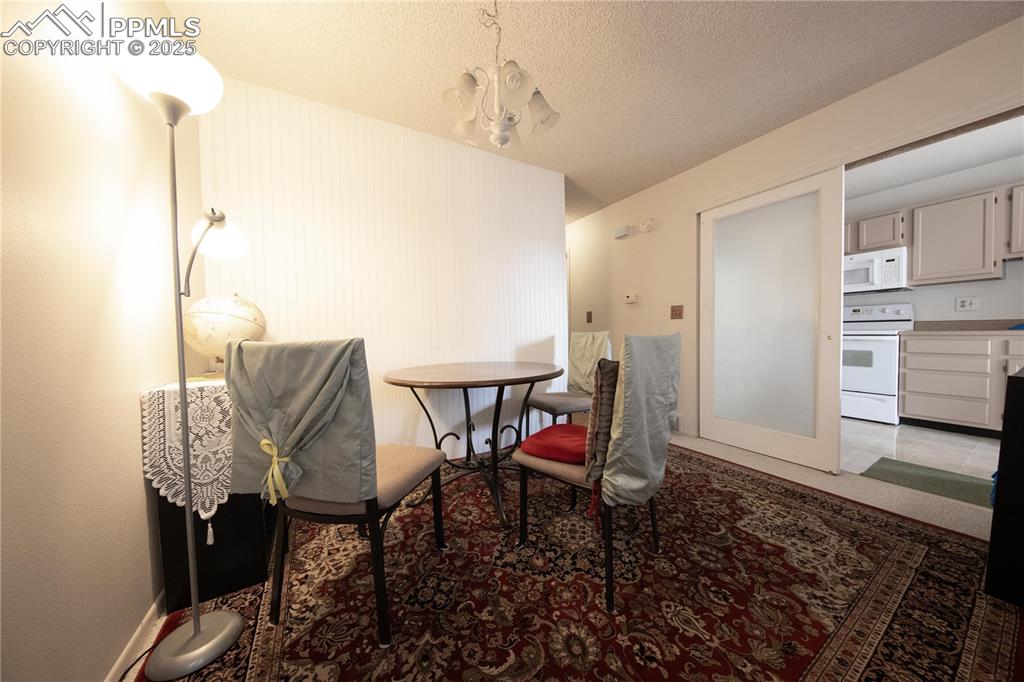 Image 10 of 19: Dining area