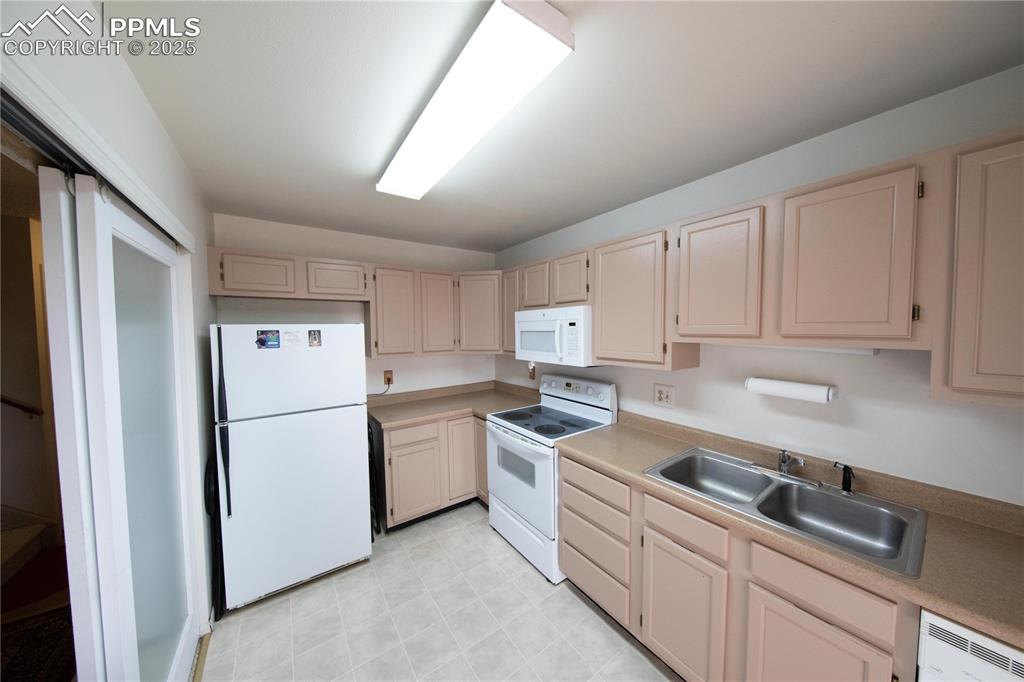 Image 11 of 19: kitchen