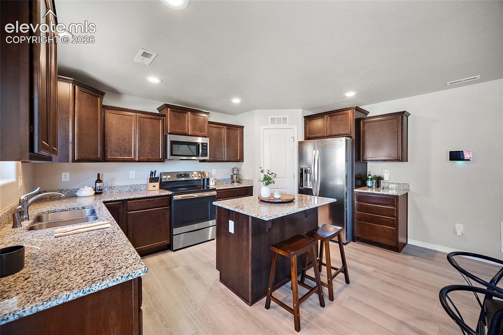Image 15 of 40: Kitchen