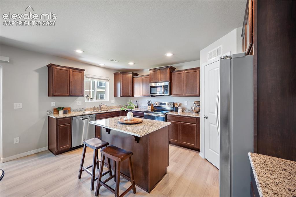 Image 16 of 40: Kitchen