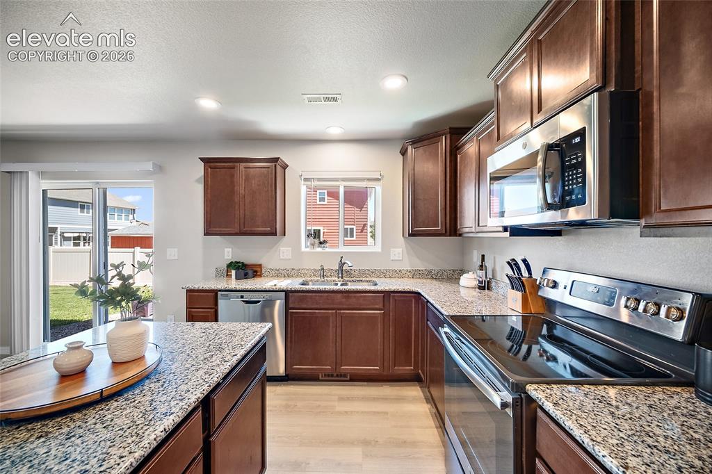 Image 17 of 40: Kitchen