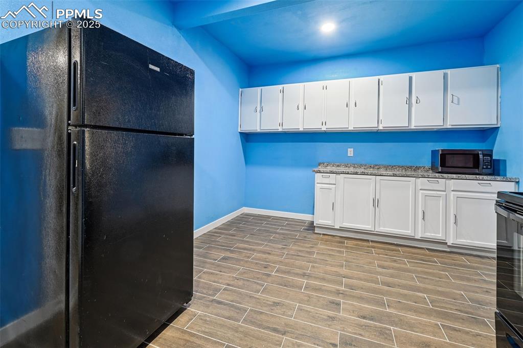 Image 11 of 28: Kitchen