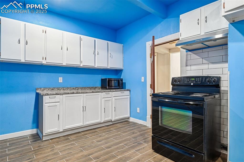 Image 12 of 28: Kitchen