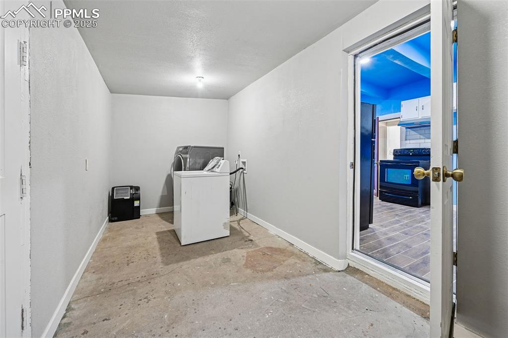 Image 18 of 28: Laundry