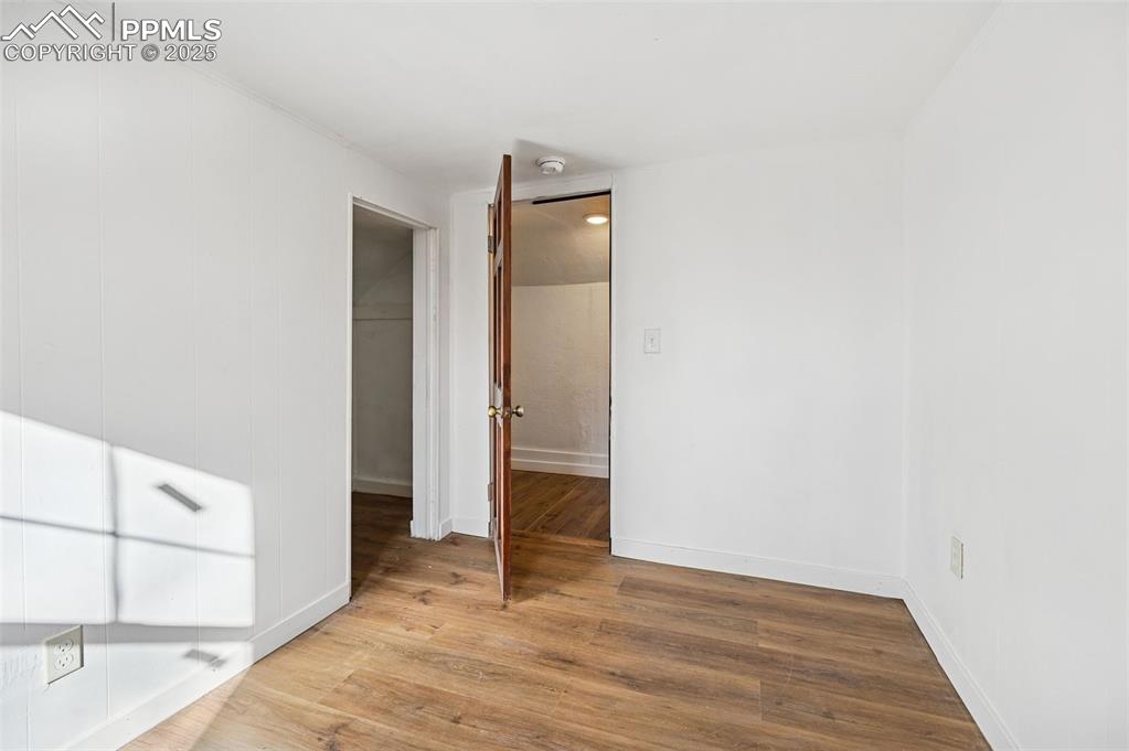 Image 21 of 28: Bedroom