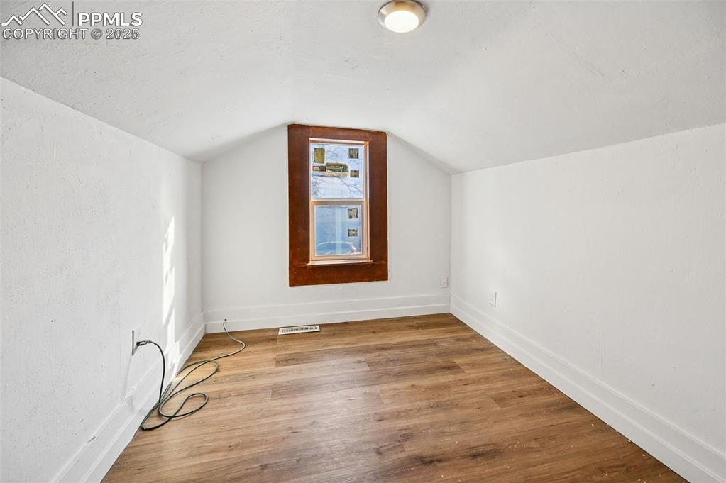 Image 22 of 28: Bedroom