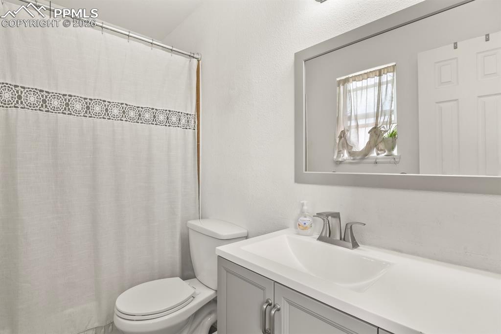 Image 14 of 26: Bathroom