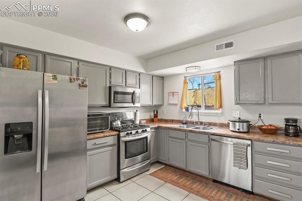 Image 7 of 26: Kitchen