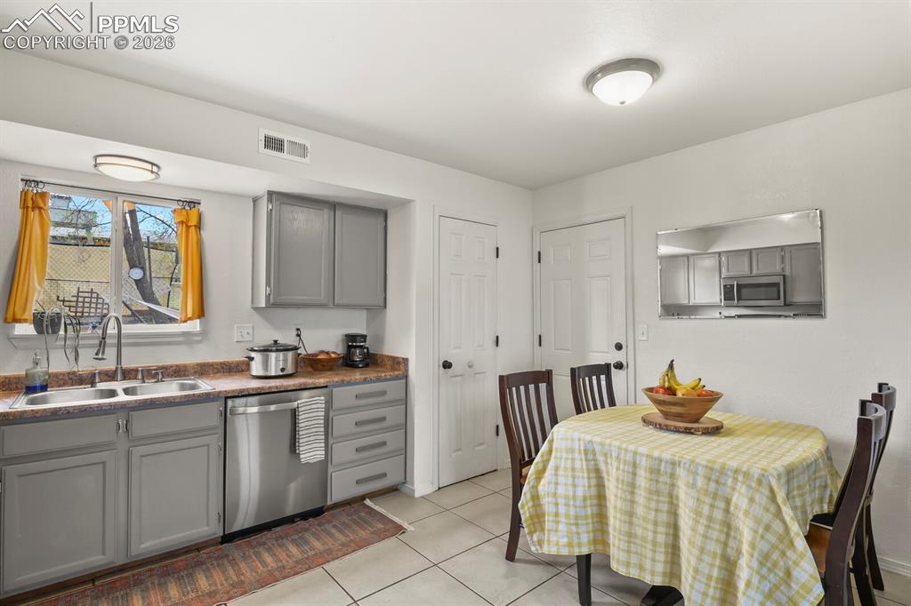 Image 9 of 26: Kitchen