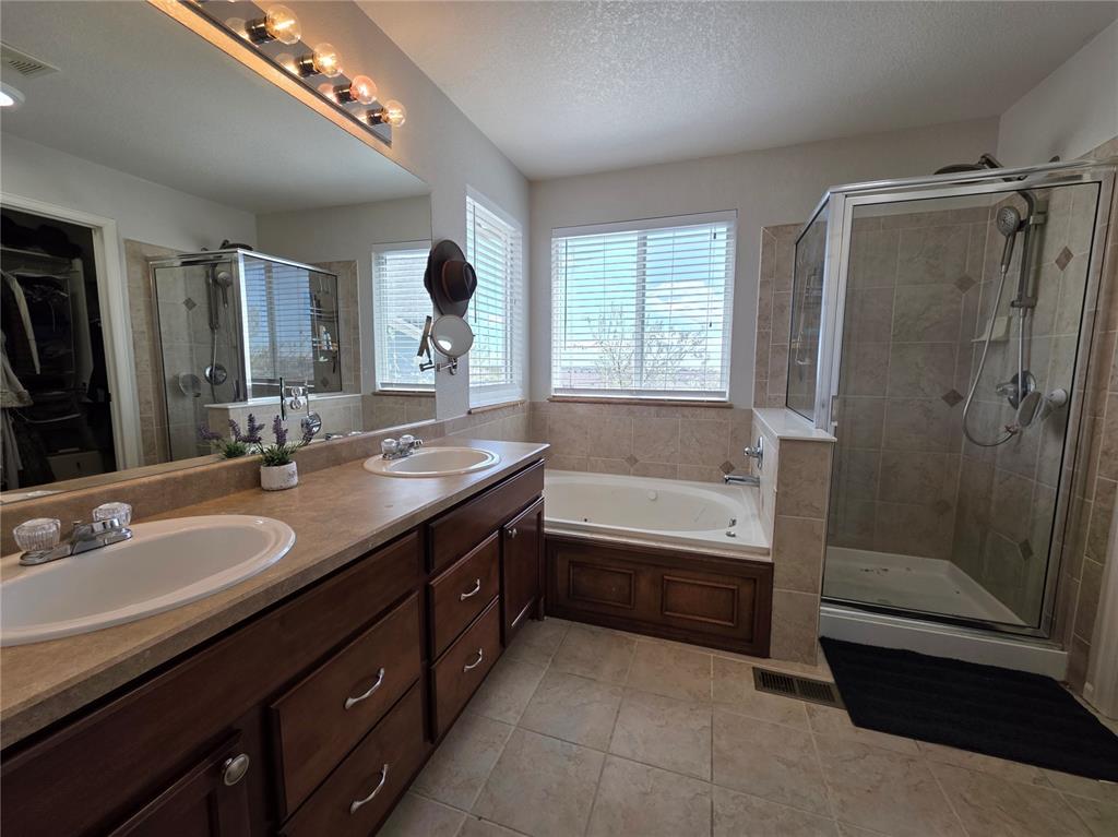 Image 11 of 23: Bathroom