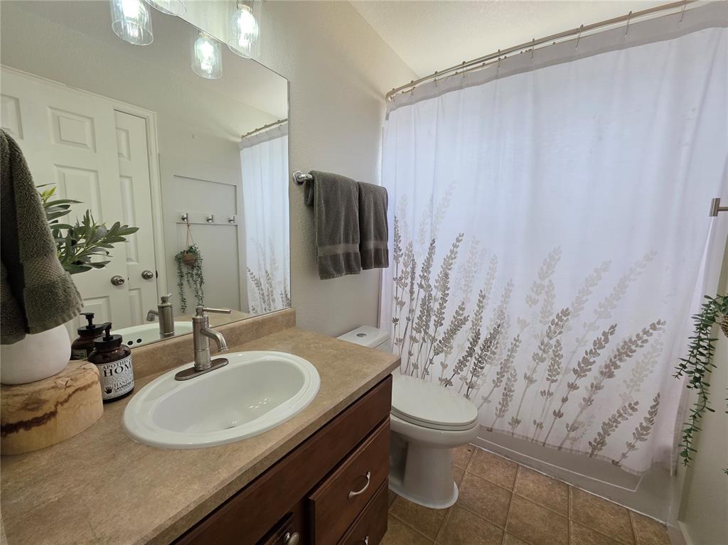 Image 15 of 23: Bathroom