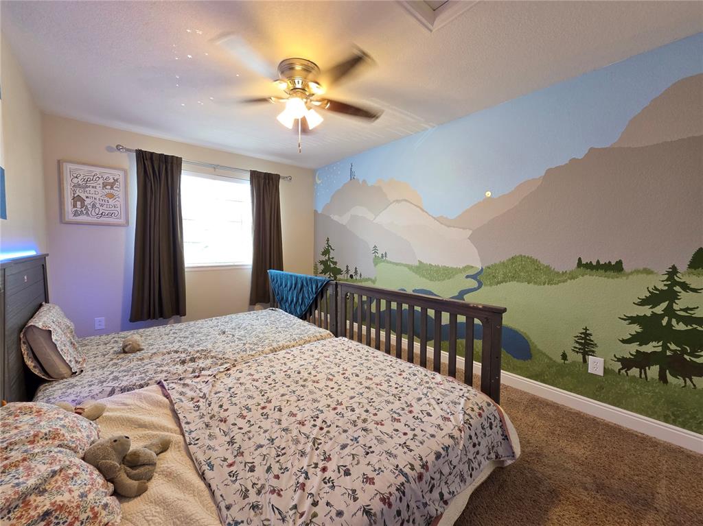 Image 17 of 23: Bedroom