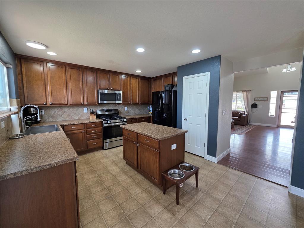 Image 4 of 23: Kitchen