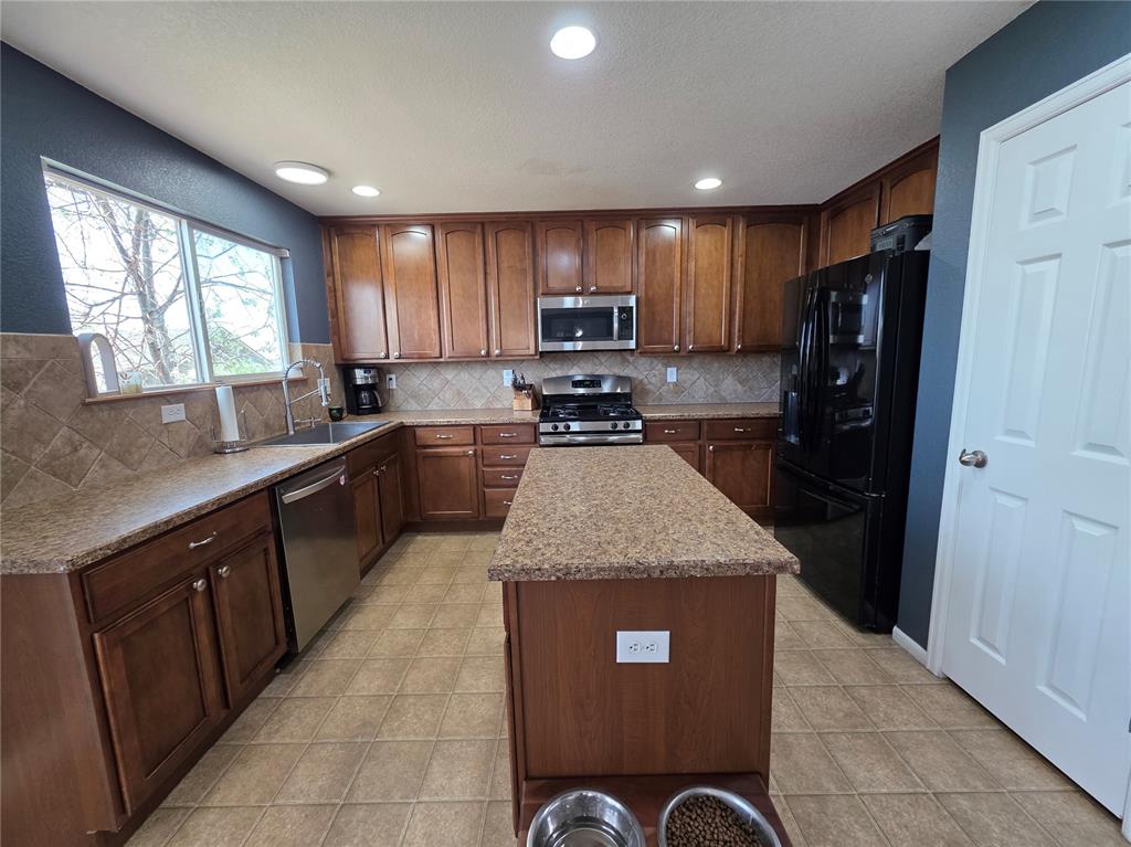 Image 5 of 23: Kitchen