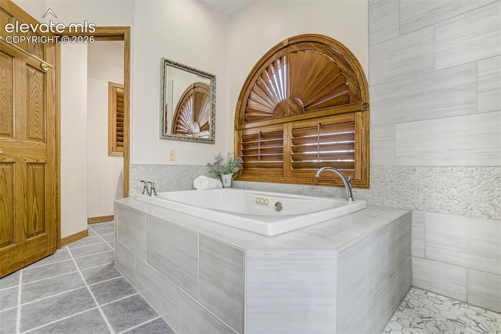 Image 22 of 49: Large soaking tub with jets to end the day
