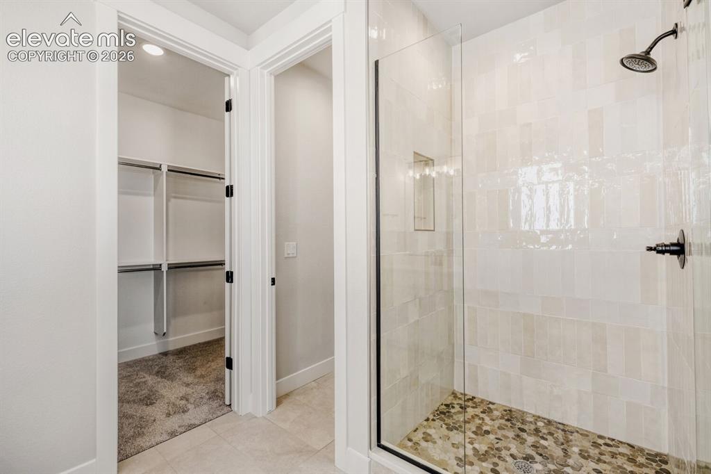 Image 14 of 27: Bathroom