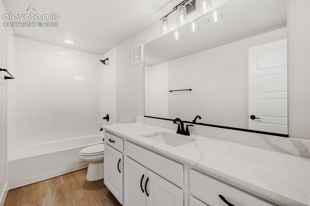 Image 22 of 27: Bathroom