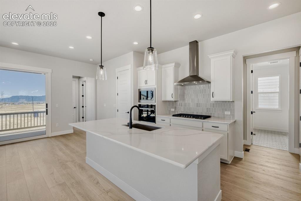 Image 7 of 27: Kitchen