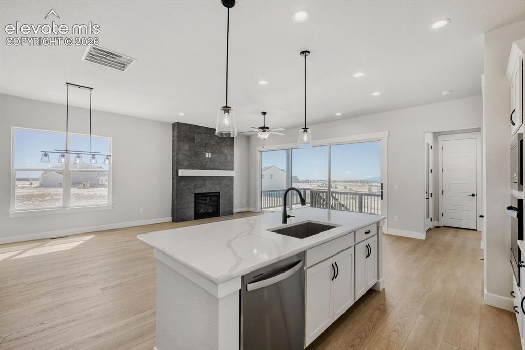 Image 9 of 27: Kitchen