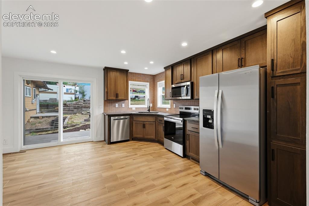 Image 18 of 28: Kitchen