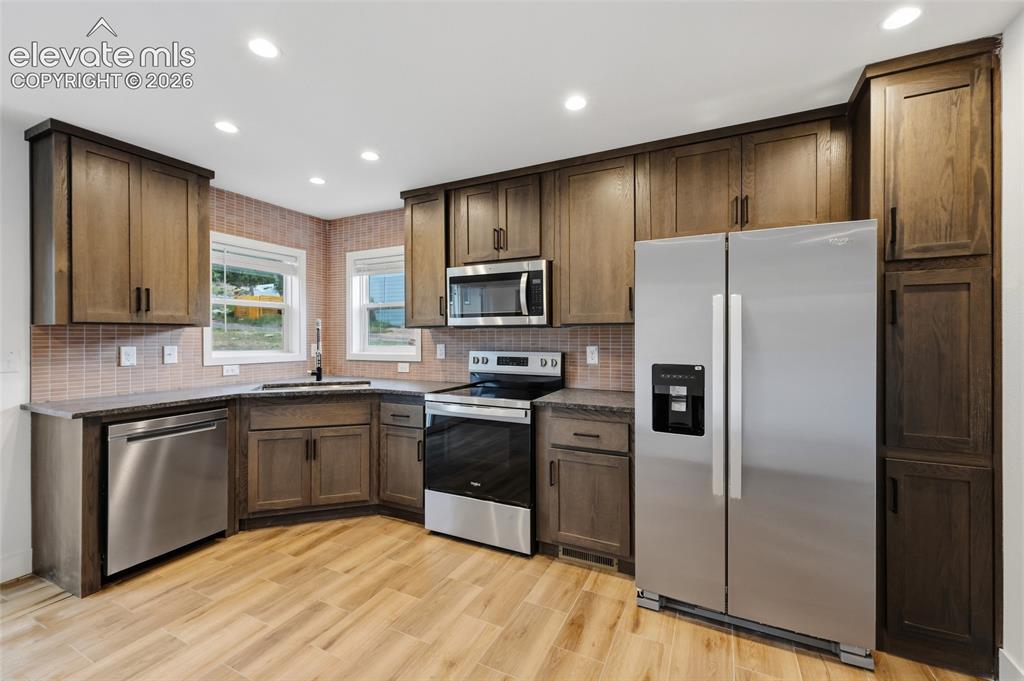 Image 19 of 28: Kitchen