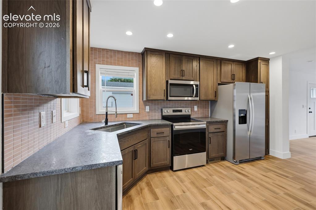 Image 20 of 28: Kitchen