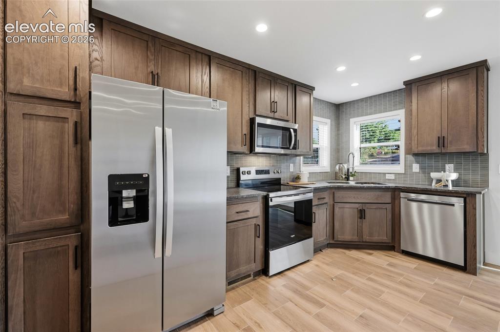 Image 7 of 28: Kitchen