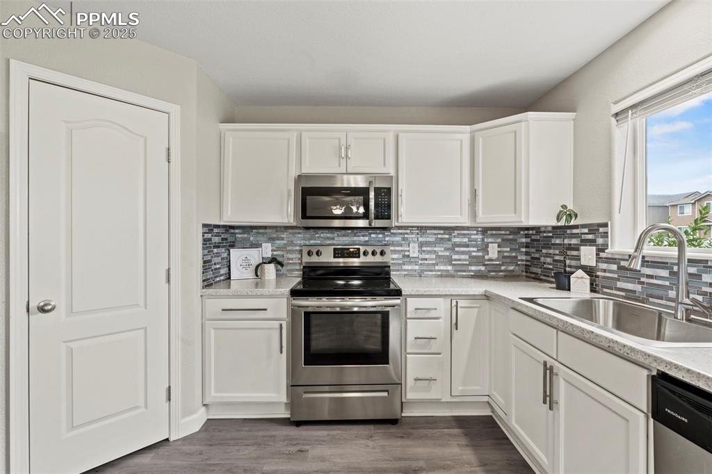 Image 14 of 48: Kitchen