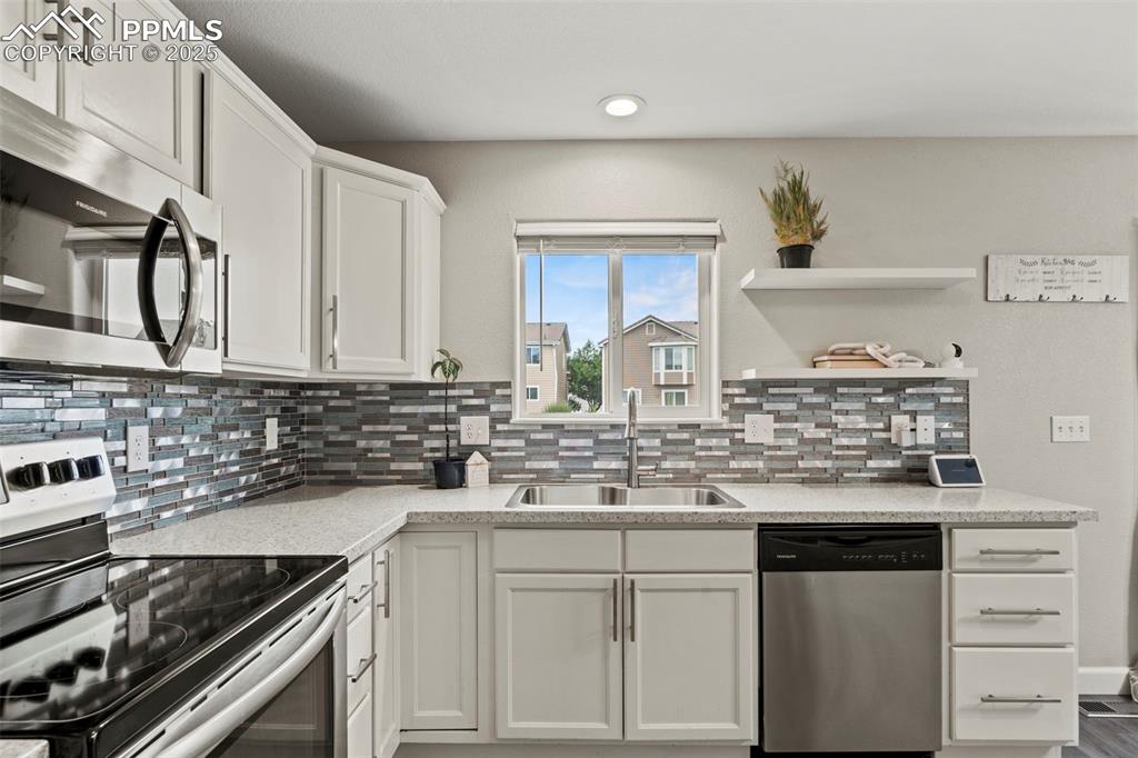 Image 15 of 48: Kitchen