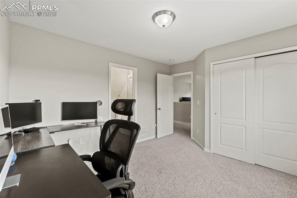Image 33 of 48: Office
