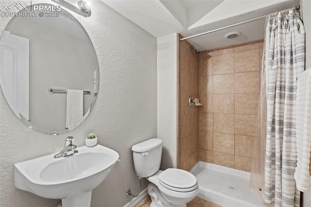 Image 37 of 48: Bathroom