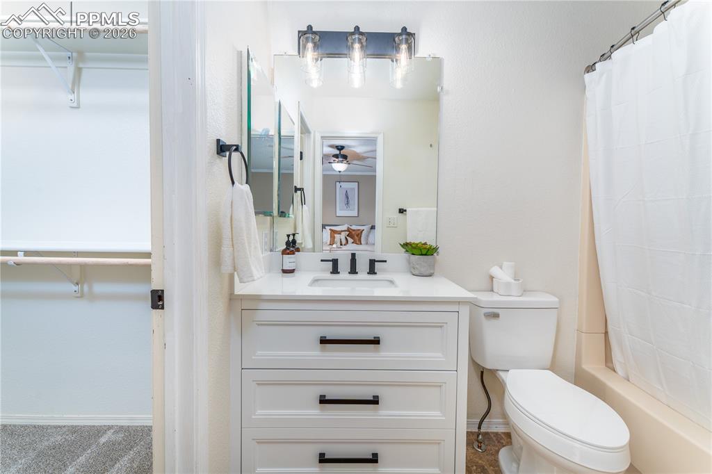 Image 11 of 44: Bathroom