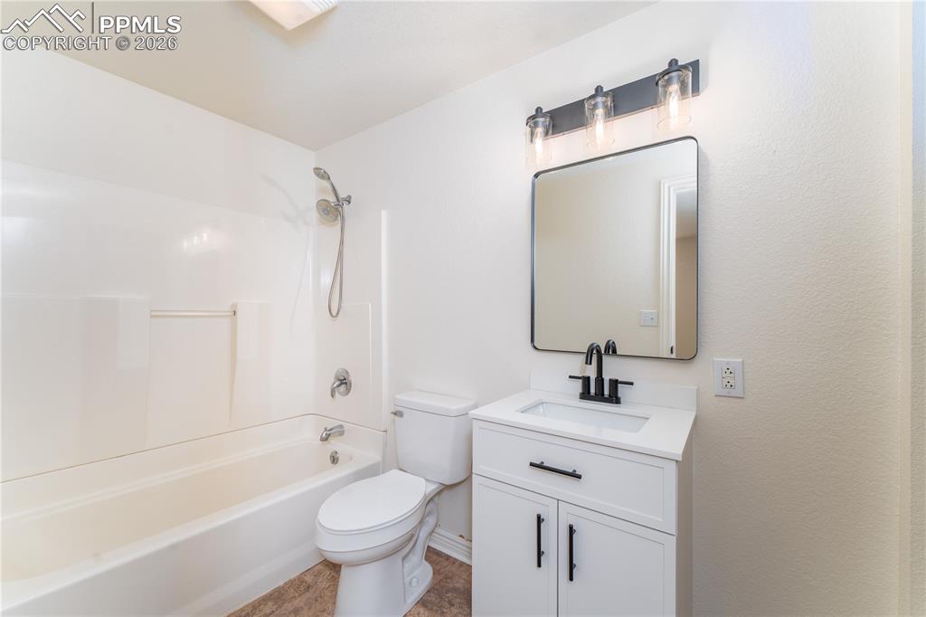 Image 22 of 44: Bathroom