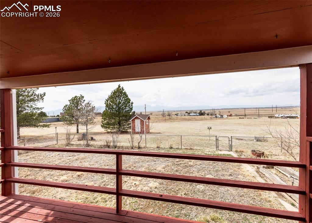 Image 32 of 47: Deck