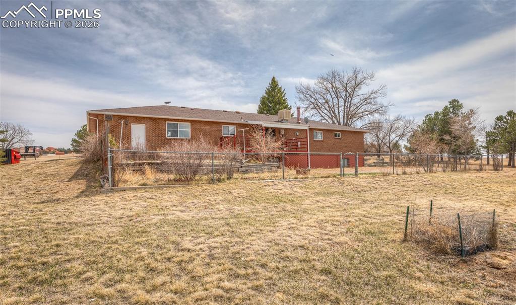 Image 33 of 47: Back of house